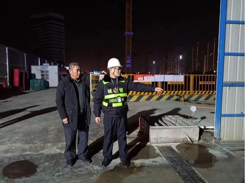 新乡市城管局联合多部门开展夜间执法检查 科技助力严控建筑工地扬尘污染