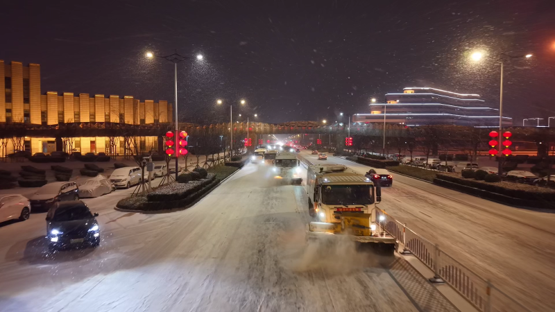 新乡城管：“机械+人工”人机协同昼夜除雪保通行