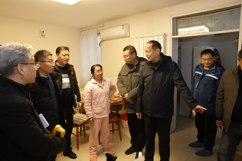 寒潮来袭！新乡城管：入户走访送温暖 细致关怀御寒流