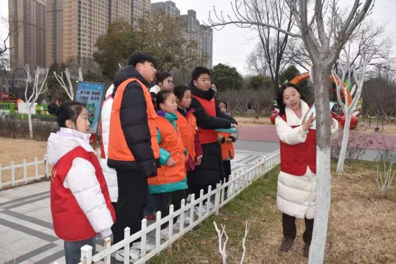 市城管局人民公园举行“新绿为伴” 每一步都算“树” 户外公益活动