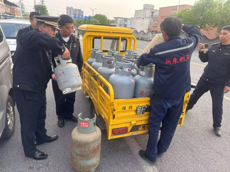 新乡城管巡查发现废弃钢瓶 及时消除安全隐患