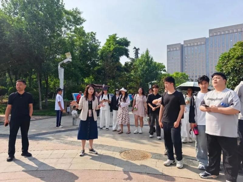 园林绿化中心与河南科技学院园艺园林学院开展校地实践活动