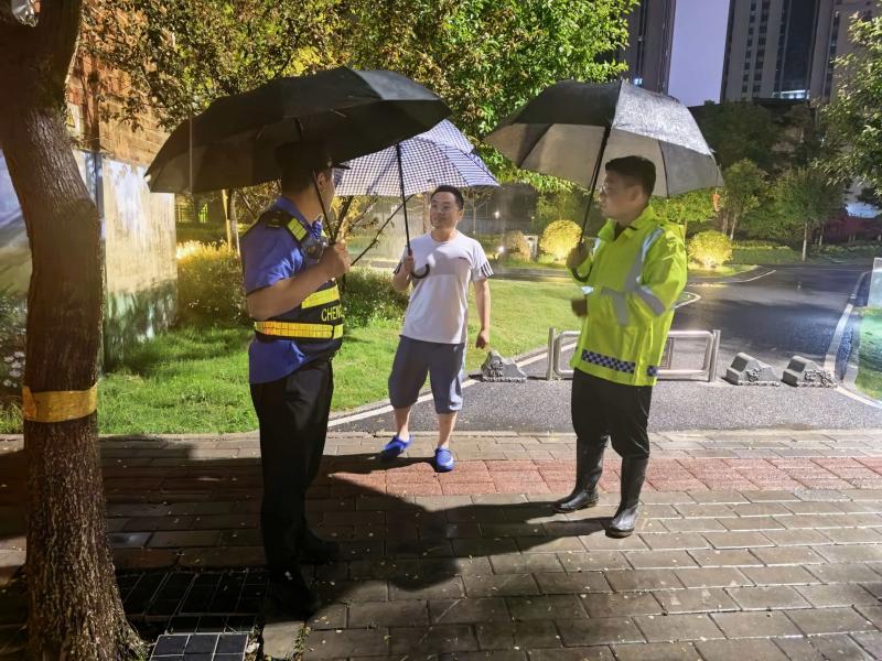 闻汛而动 昼夜奋战 筑牢防线