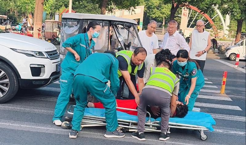 清晨街头的暖心托举：新乡环卫人7分钟紧急施救侧翻事故老人