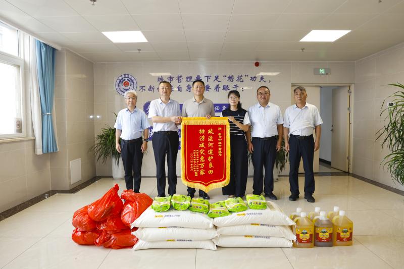 48小时蹚出丰收路！延津县把锦旗送到了新乡市城管局