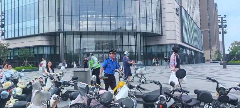 整治共享单车乱象  擦亮商圈市容底色