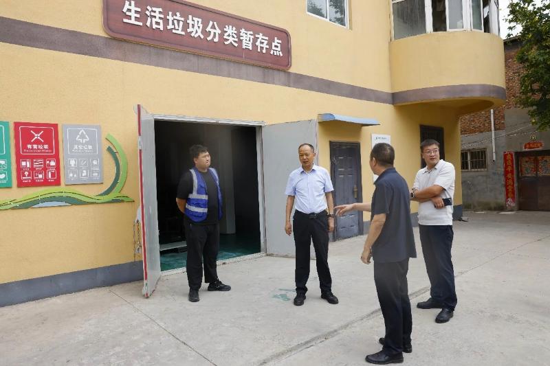 市城管局主要领导调研生活垃圾分类回收试点工作