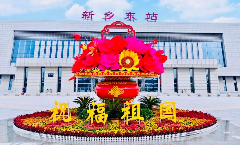 “中国红”装点国庆佳节  “城管蓝”守护万家祥和
