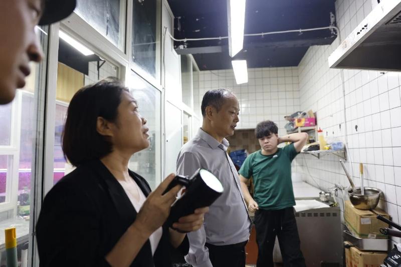 夜查不松劲 监管无盲区——市城管局持续深化餐饮油烟与餐厨垃圾专项整治