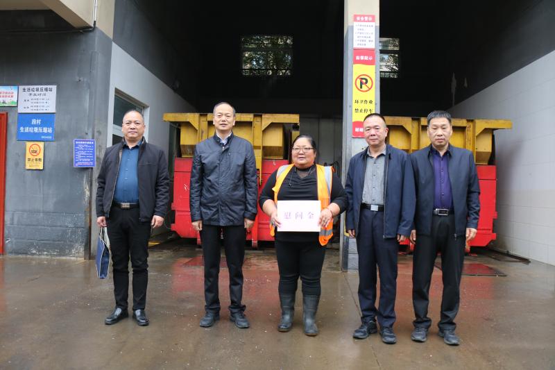 情暖环卫一线——市城管局开展环卫工人节走访慰问活动